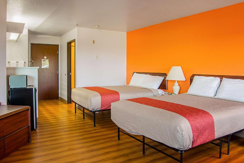 Deluxe Queen Room with Two Queen Beds - Non-Smoking interior