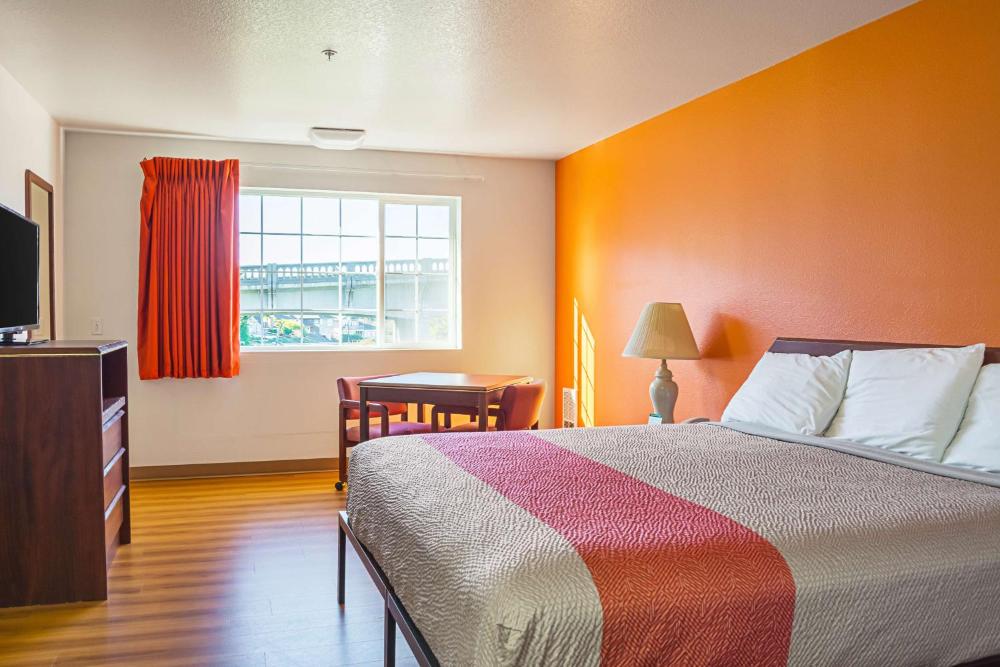 Deluxe King Room - Non-Smoking interior